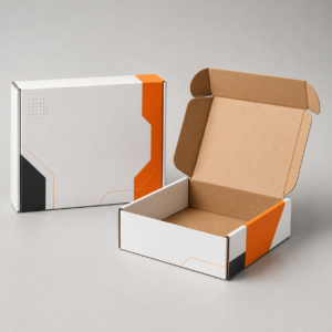 Due scatole di cartone personalizzabili, una chiusa e una aperta, con design moderno. Ideali per packaging aziendale e spedizioni.