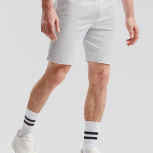 Uomo con shorts grigi personalizzati, calzini a righe e sneakers bianche, ideali per abbigliamento promozionale e merchandising