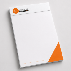 Blocco note bianco con logo 0971 Pubblicità e dettaglio arancione, ideale per tipografia online e materiale promozionale.