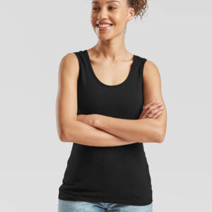 Donna sorridente con canotta nera personalizzabile, ideale per stampa logo o grafica aziendale. Abbigliamento promozionale online.