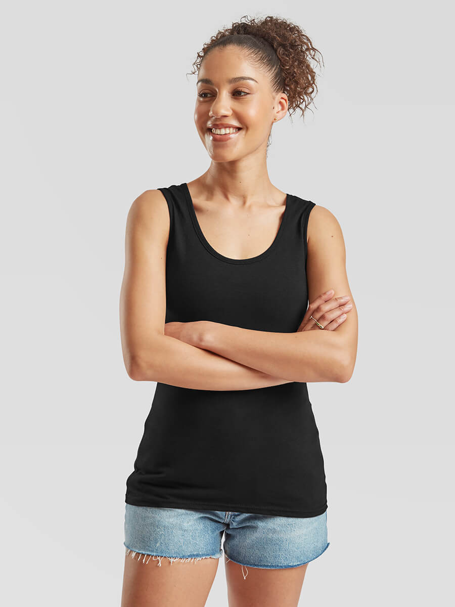 Donna sorridente con canotta nera personalizzabile, ideale per stampa logo o grafica aziendale. Abbigliamento promozionale online.