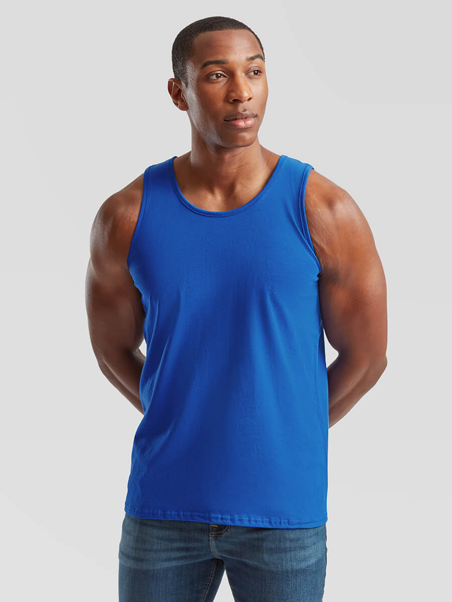 Uomo con canotta blu personalizzabile, ideale per stampa logo aziendale o grafica promozionale. Abbigliamento personalizzato online.