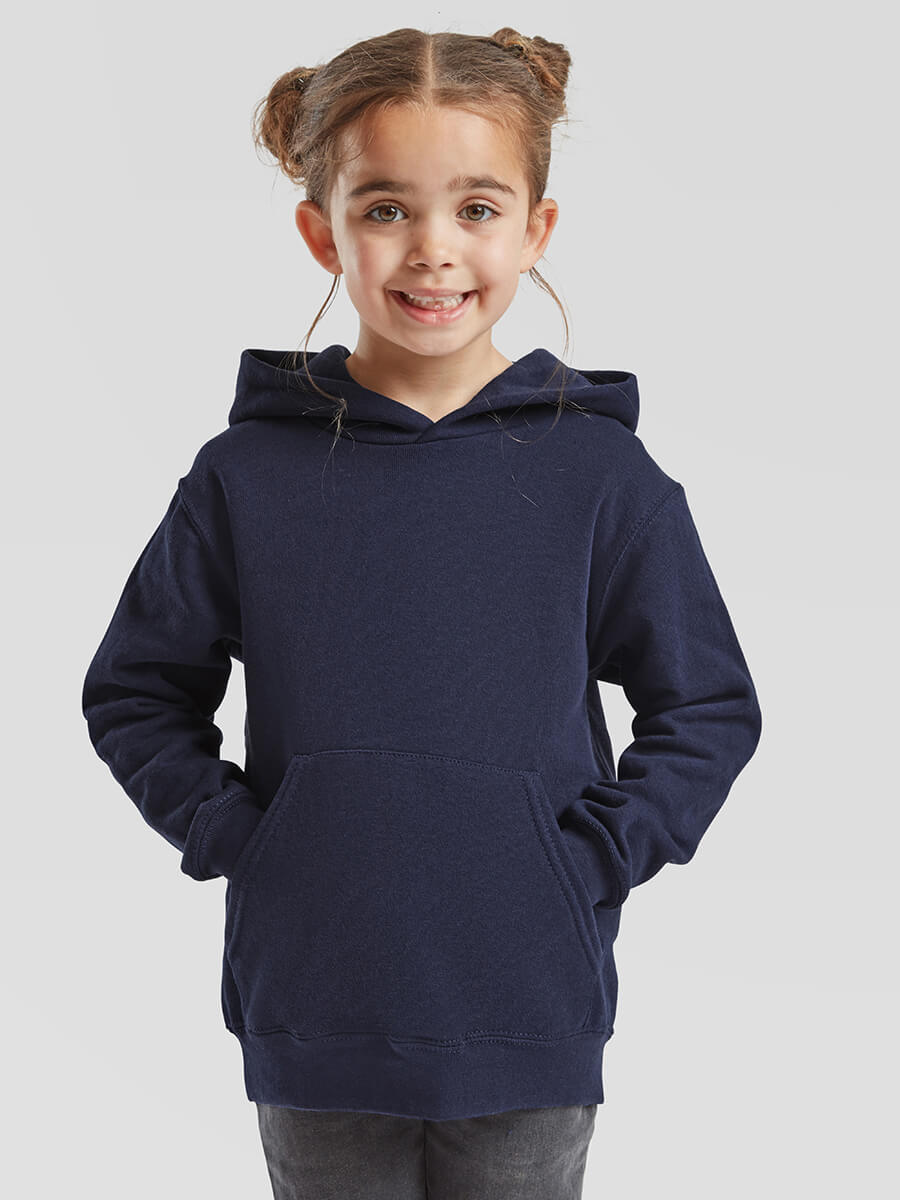 Bambina sorridente con felpa blu scuro personalizzabile, ideale per stampa logo aziendale o grafica promozionale.