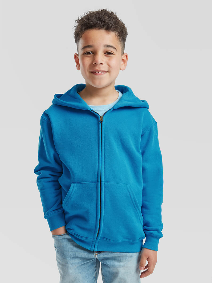 Bambino sorridente con felpa blu personalizzabile con zip, ideale per stampa logo aziendale o grafica promozionale.