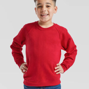 Bambino sorridente con felpa rossa personalizzabile, ideale per stampa logo o grafica aziendale. Abbigliamento promozionale.