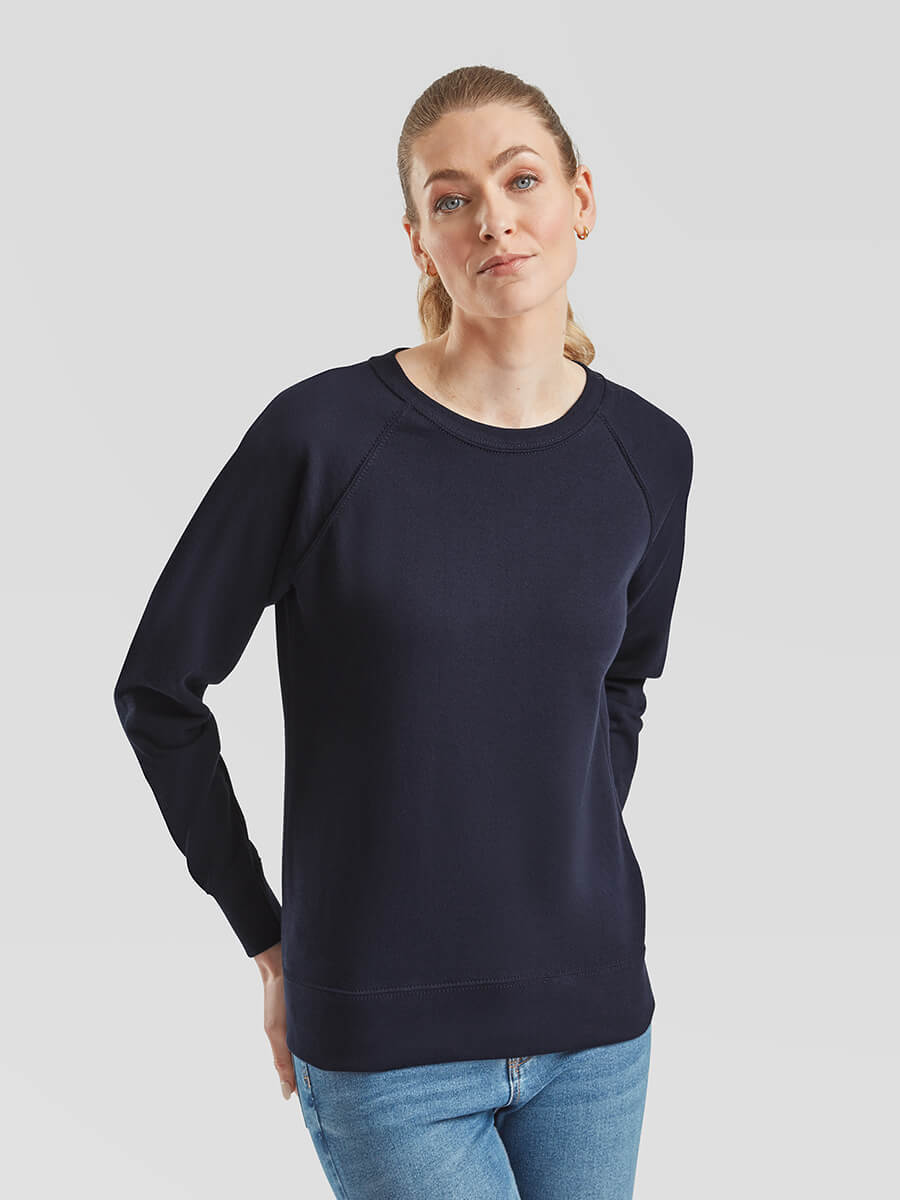 Donna con felpa blu scuro personalizzabile con logo aziendale o grafica. Stampa online abbigliamento promozionale.