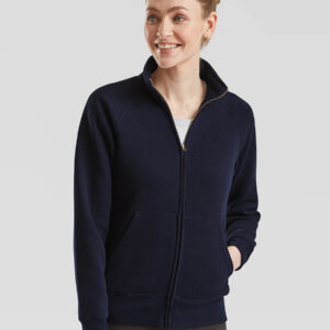 Donna sorridente con felpa blu personalizzabile con zip, ideale per abbigliamento promozionale e merchandising aziendale.