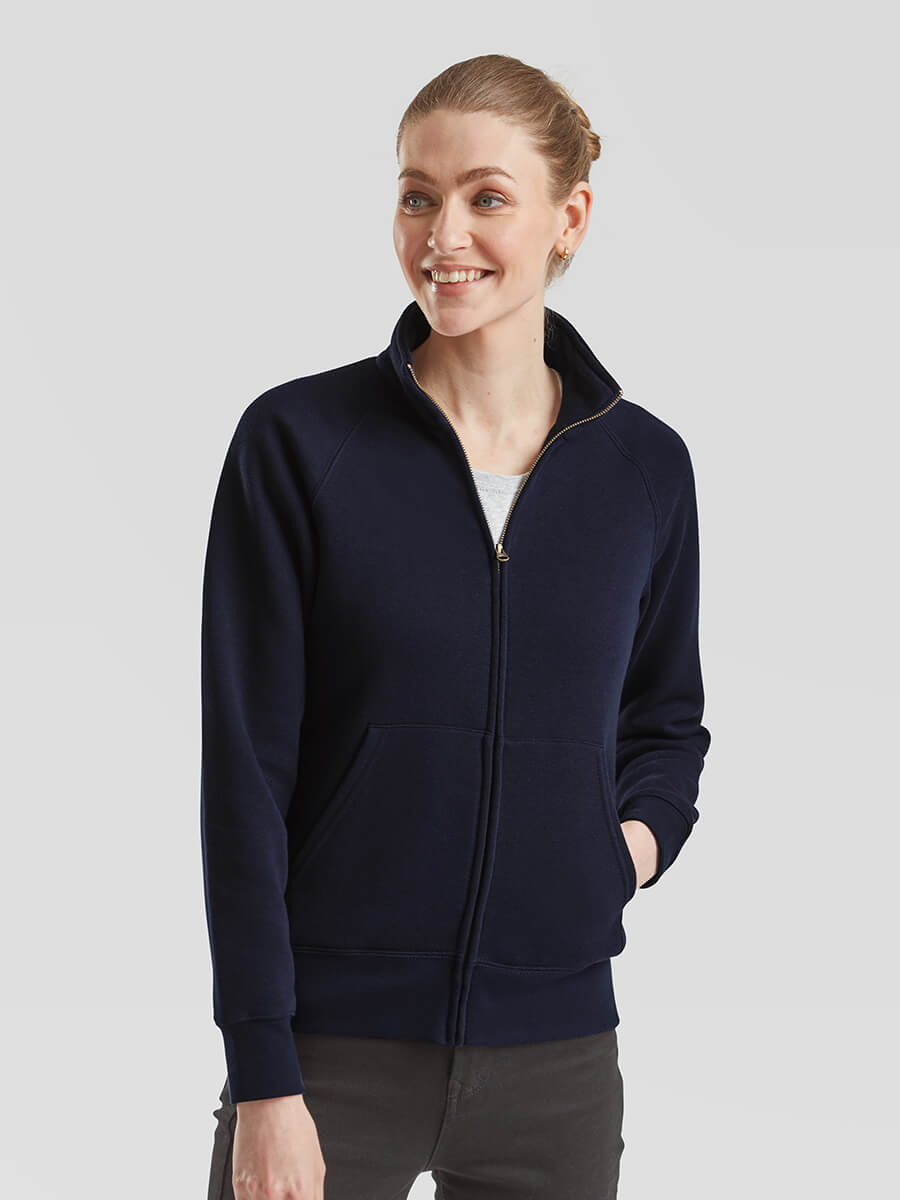 Donna sorridente con felpa blu personalizzabile con zip, ideale per abbigliamento promozionale e merchandising aziendale.