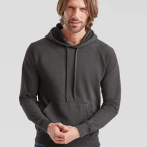 Uomo con felpa con cappuccio grigia, ideale per stampa logo aziendale o grafica personalizzata. Perfetta per merchandising e abbigliamento promozionale.