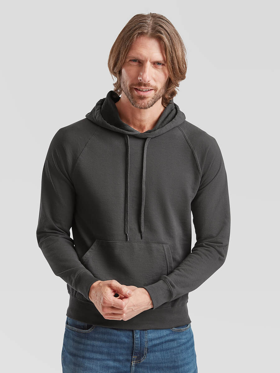 Uomo con felpa con cappuccio grigia, ideale per stampa logo aziendale o grafica personalizzata. Perfetta per merchandising e abbigliamento promozionale.