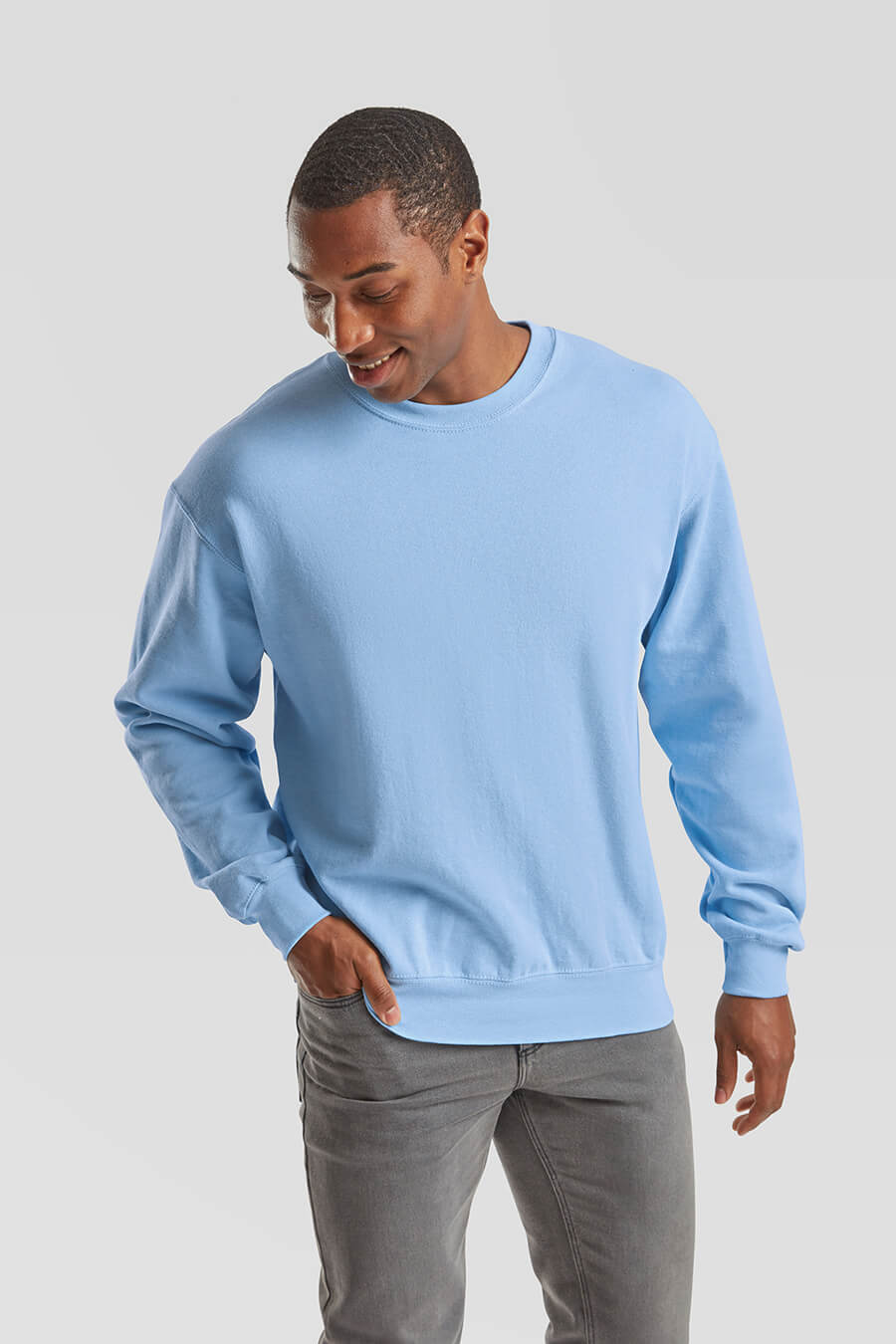 Uomo con felpa azzurra girocollo personalizzabile, ideale per stampa logo aziendale o grafica promozionale. Abbigliamento personalizzato online.