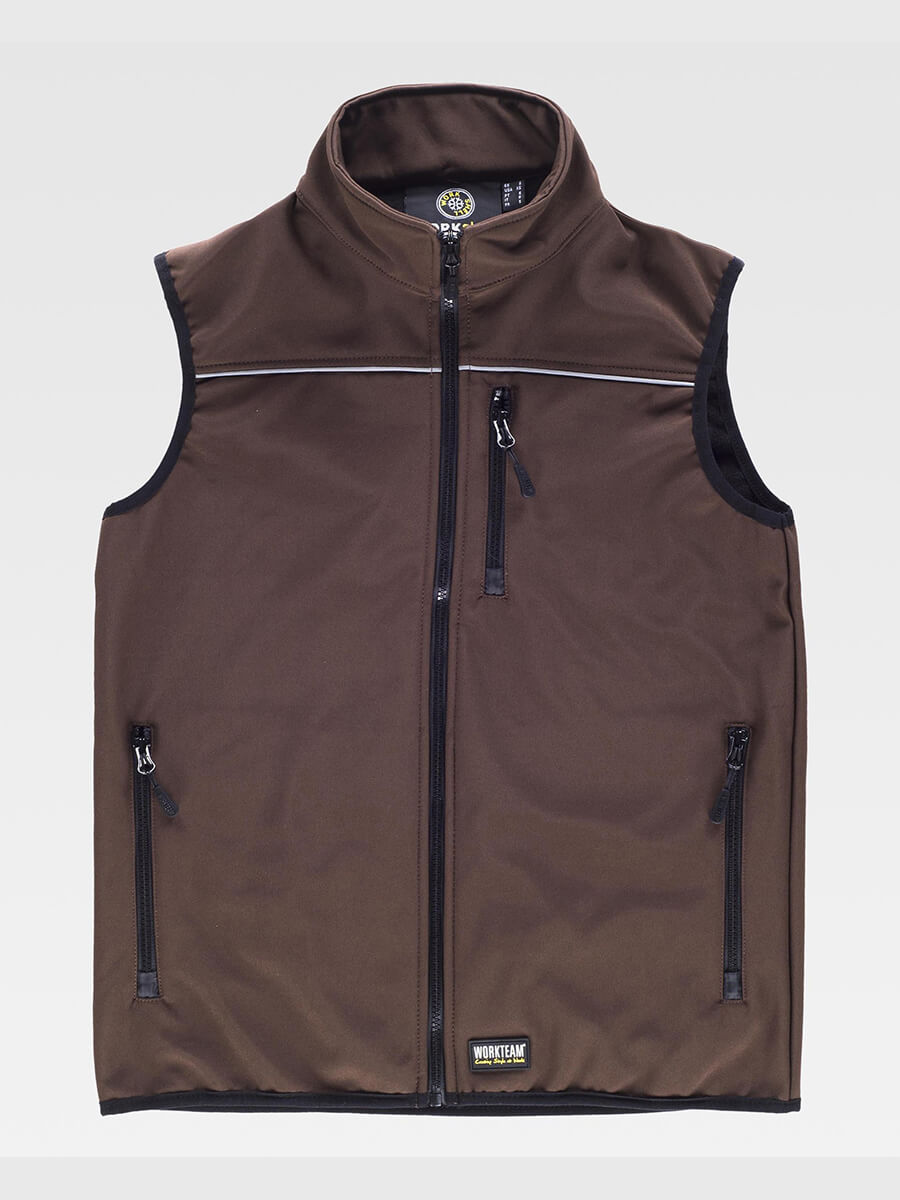 Gilet softshell marrone personalizzabile con zip, tasche e banda riflettente. Ideale per divise da lavoro e abbigliamento aziendale.