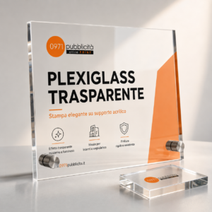 Pannello in plexiglass trasparente personalizzabile con stampa digitale, ideale per insegne e segnaletica interna. Supporto acrilico resistente.