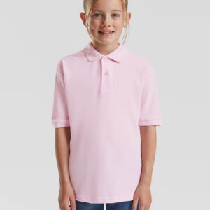 Bambina sorridente con polo rosa personalizzabile, ideale per stampa logo aziendale o grafica promozionale. Abbigliamento da lavoro e promozionale.