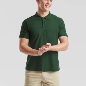 Uomo sorridente indossa polo verde personalizzabile, ideale per abbigliamento promozionale e divise aziendali.