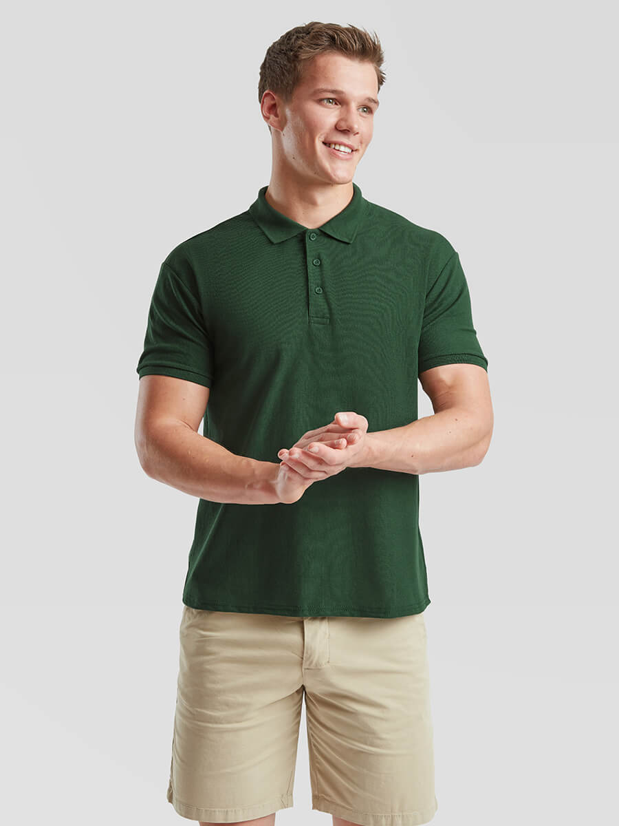 Uomo sorridente indossa polo verde personalizzabile, ideale per abbigliamento promozionale e divise aziendali.