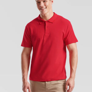 Uomo sorridente indossa polo rossa a maniche corte, ideale per abbigliamento personalizzato, divise aziendali e eventi promozionali con stampa logo.