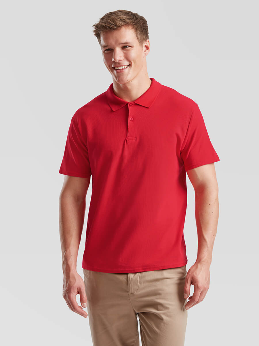 Uomo sorridente indossa polo rossa a maniche corte, ideale per abbigliamento personalizzato, divise aziendali e eventi promozionali con stampa logo.