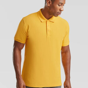 Uomo con polo personalizzata gialla, ideale per abbigliamento promozionale e divise aziendali. Stampa online su polo di qualità.