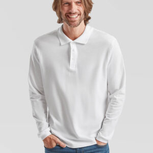 Uomo sorridente con polo bianca personalizzabile a manica lunga, ideale per stampa logo aziendale e merchandising.