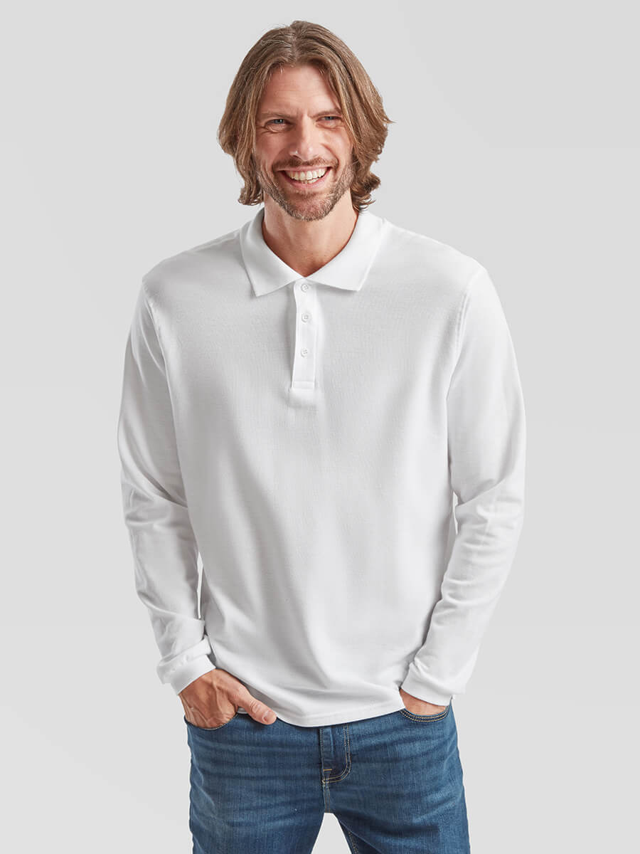 Uomo sorridente con polo bianca personalizzabile a manica lunga, ideale per stampa logo aziendale e merchandising.