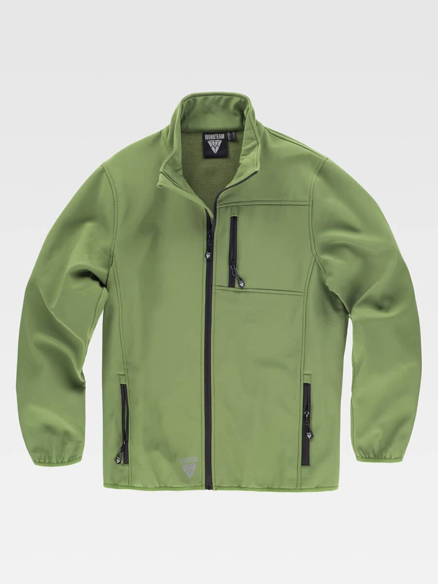 Giacca softshell verde con zip intera e tasche, personalizzabile con il tuo logo. Ideale per abbigliamento da lavoro e promozionale.