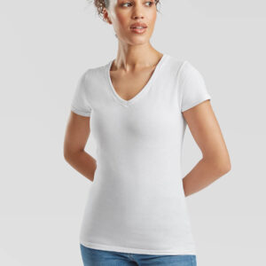 Donna con t-shirt bianca personalizzata con scollo a V, ideale per stampa logo o grafica aziendale. Abbigliamento promozionale.
