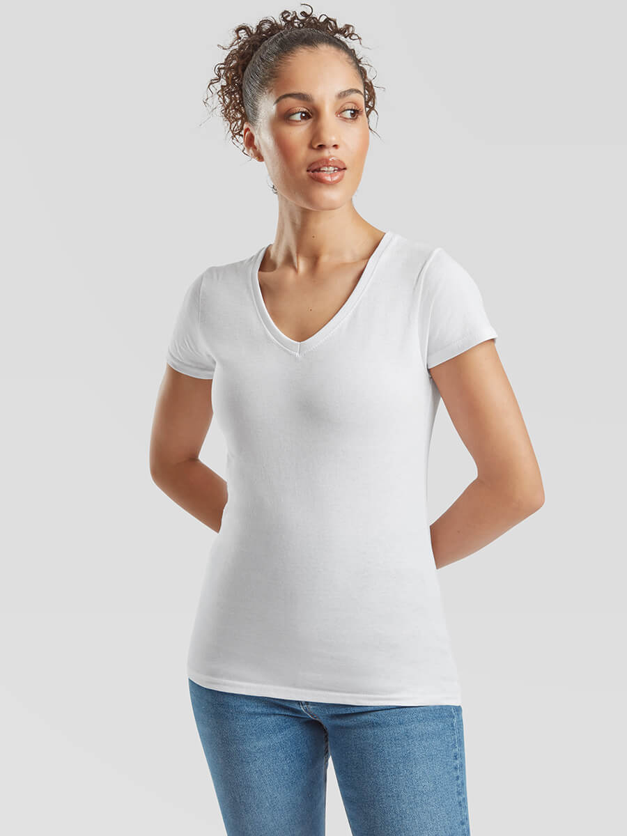 Donna con t-shirt bianca personalizzata con scollo a V, ideale per stampa logo o grafica aziendale. Abbigliamento promozionale.