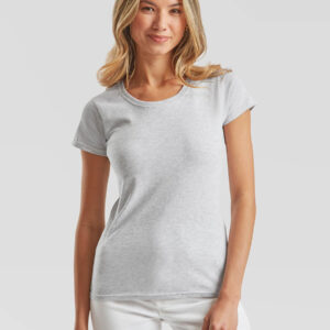 Donna con t-shirt grigia personalizzabile, ideale per stampa online. Maglietta girocollo in cotone per il tuo brand.
