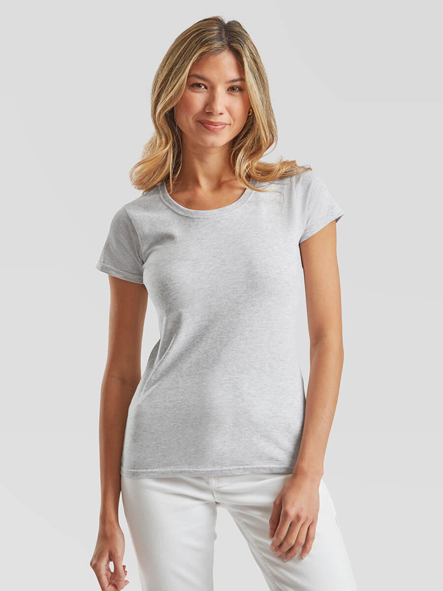 Donna con t-shirt grigia personalizzabile, ideale per stampa online. Maglietta girocollo in cotone per il tuo brand.