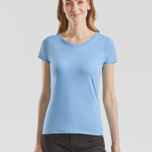 Donna con t-shirt azzurra personalizzabile, ideale per stampa logo aziendale o grafica promozionale. Stampa online in tutta Italia.