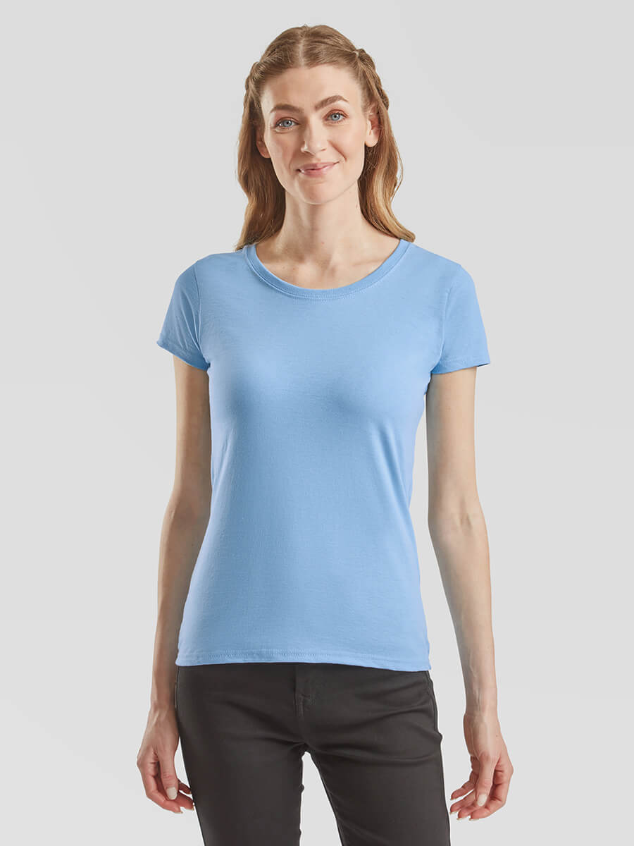 Donna con t-shirt azzurra personalizzabile, ideale per stampa logo aziendale o grafica promozionale. Stampa online in tutta Italia.