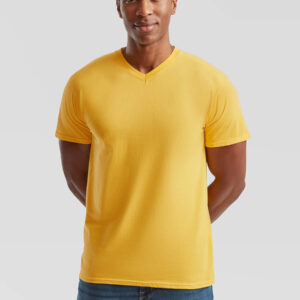 Uomo indossa t-shirt gialla scollo a V personalizzabile. Stampa magliette online di alta qualità per eventi, aziende e privati.
