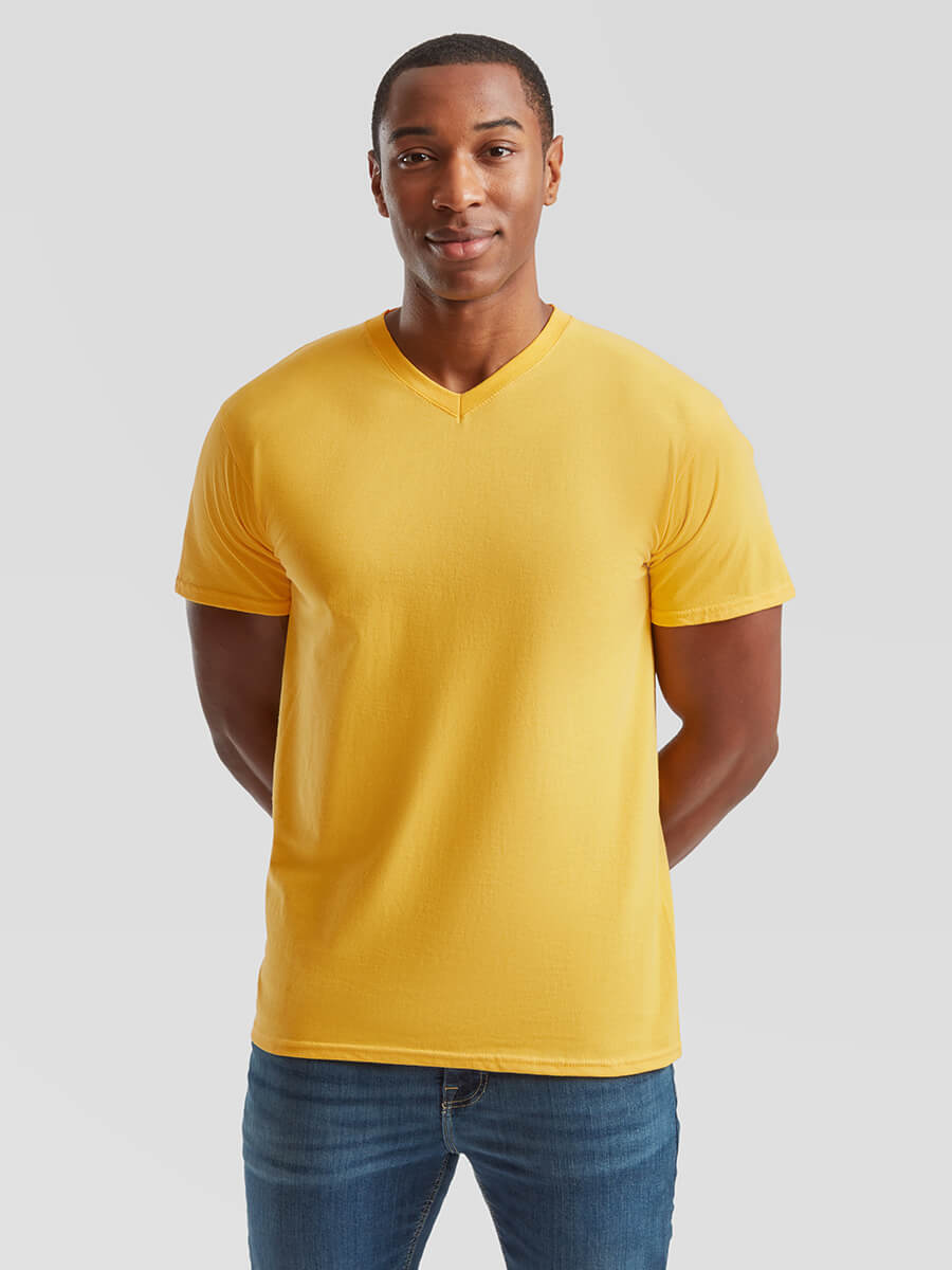 Uomo indossa t-shirt gialla scollo a V personalizzabile. Stampa magliette online di alta qualità per eventi, aziende e privati.
