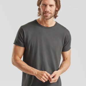 Uomo con t-shirt grigia personalizzabile, ideale per stampa logo aziendale o grafica promozionale. Stampa online in Basilicata.