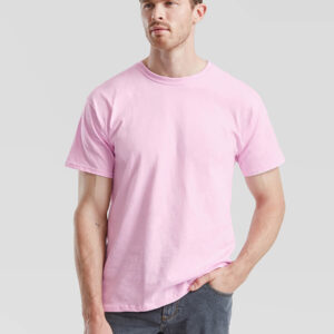 Uomo con t-shirt rosa personalizzabile, ideale per stampa logo o grafica aziendale. Abbigliamento promozionale online.