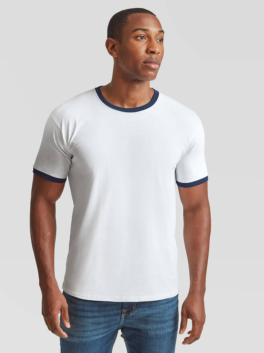 T-shirt bianca uomo con bordi blu navy, ideale per stampa logo o grafica personalizzata. Stampa online abbigliamento promozionale.