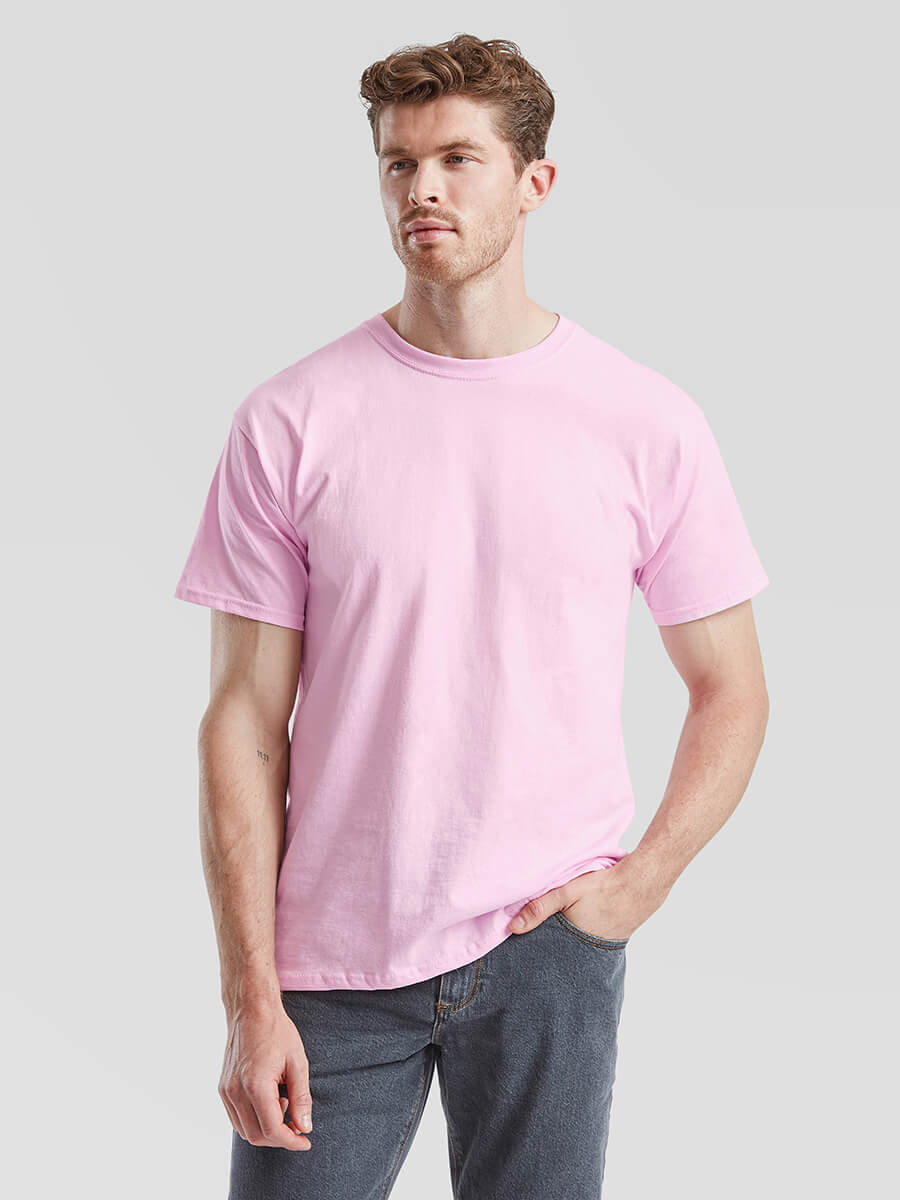 Uomo con t-shirt rosa personalizzabile, ideale per stampa logo o grafica aziendale. Abbigliamento promozionale online.