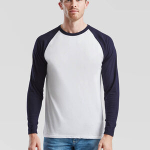 Uomo con t-shirt personalizzata bicolore (corpo bianco, maniche blu navy) e jeans, ideale per stampa logo o grafica aziendale.