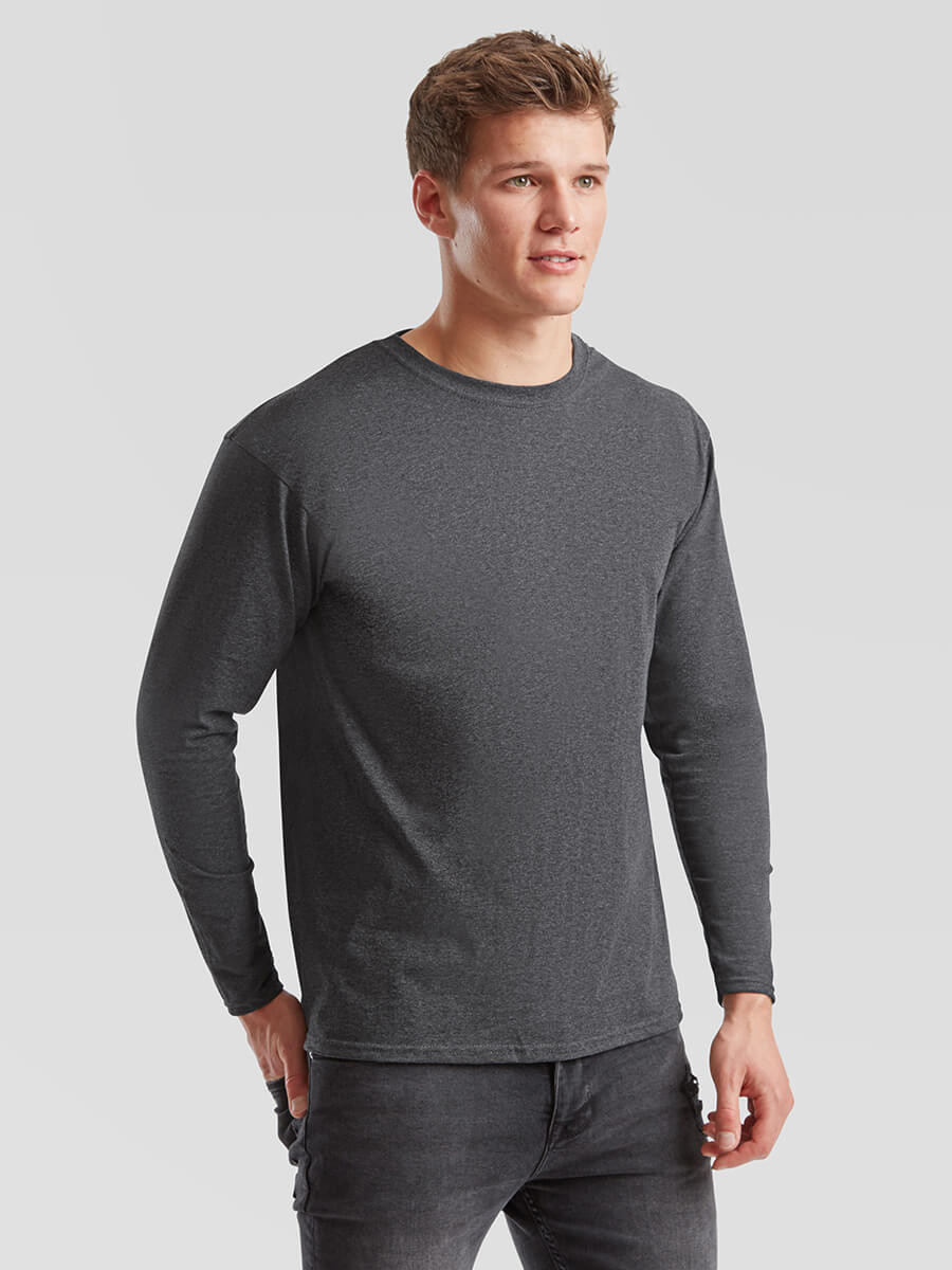 Uomo con t-shirt grigia personalizzata manica lunga, ideale per stampa logo aziendale o grafica promozionale. Stampa online in Italia.